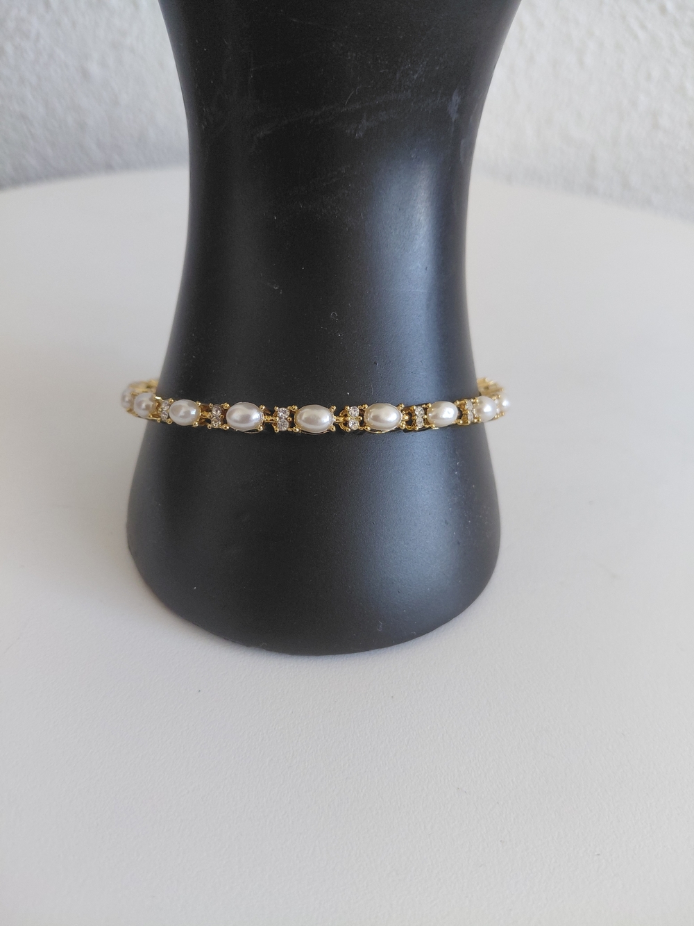 Avon Faux Pearl Clear Rhinestones Gold Tone Linked Ajustable Braslet. Marked AV